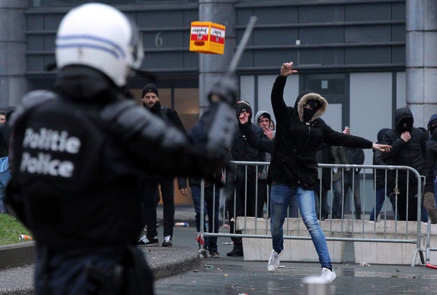 Demonstranten stoßen mit Polizisten zusammen.