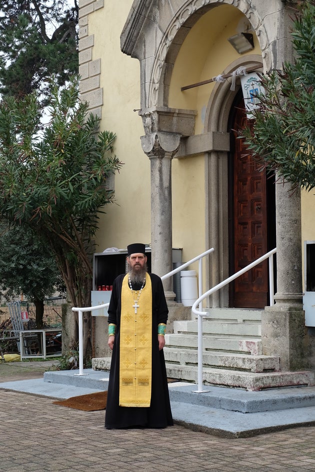 Priester Gheorghe Velescu ist Leiter der Rumänisch-Orthodoxen Gemeinde von Bergamo. Er steht vor der verkauften leerstehenden katholischen Kirche.