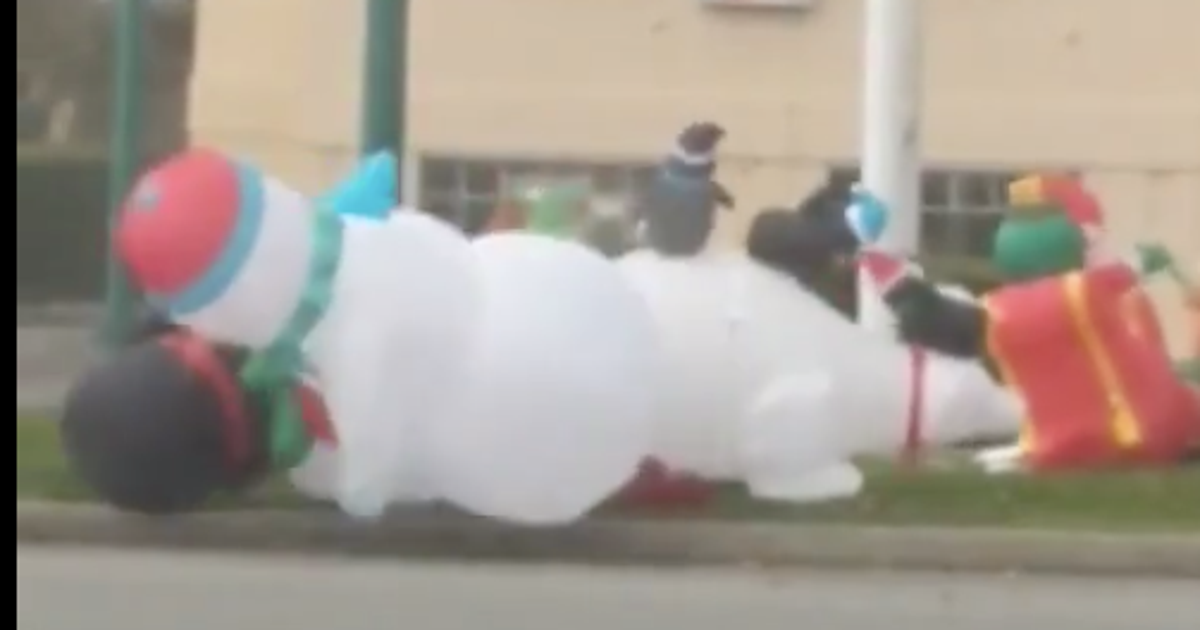 Christmas Inflatables Duke It Out Along Oregon Highway | HuffPost Weird ...