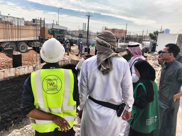 Bauunternehmer, Mitglieder des saudischen Entwicklungshilfeprogramms und lokale Sheikhs besichtigen die Baustelle eines Krankenhauses, das durch saudi-arabische Unterstützung ausgebaut wird.