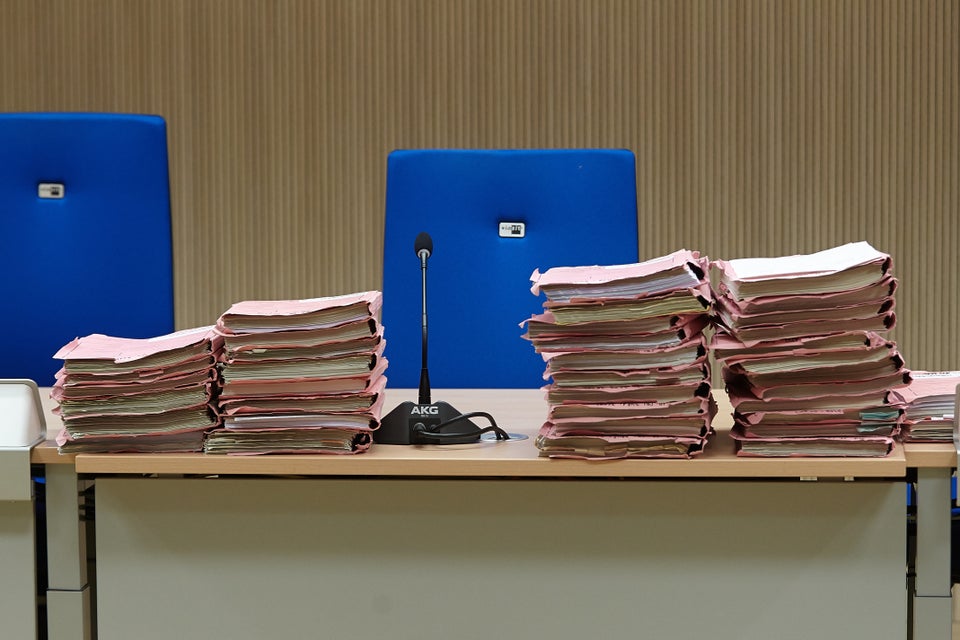 Prozessakten liegen im Gerichtssaal des Koblenzer Landgerichts.