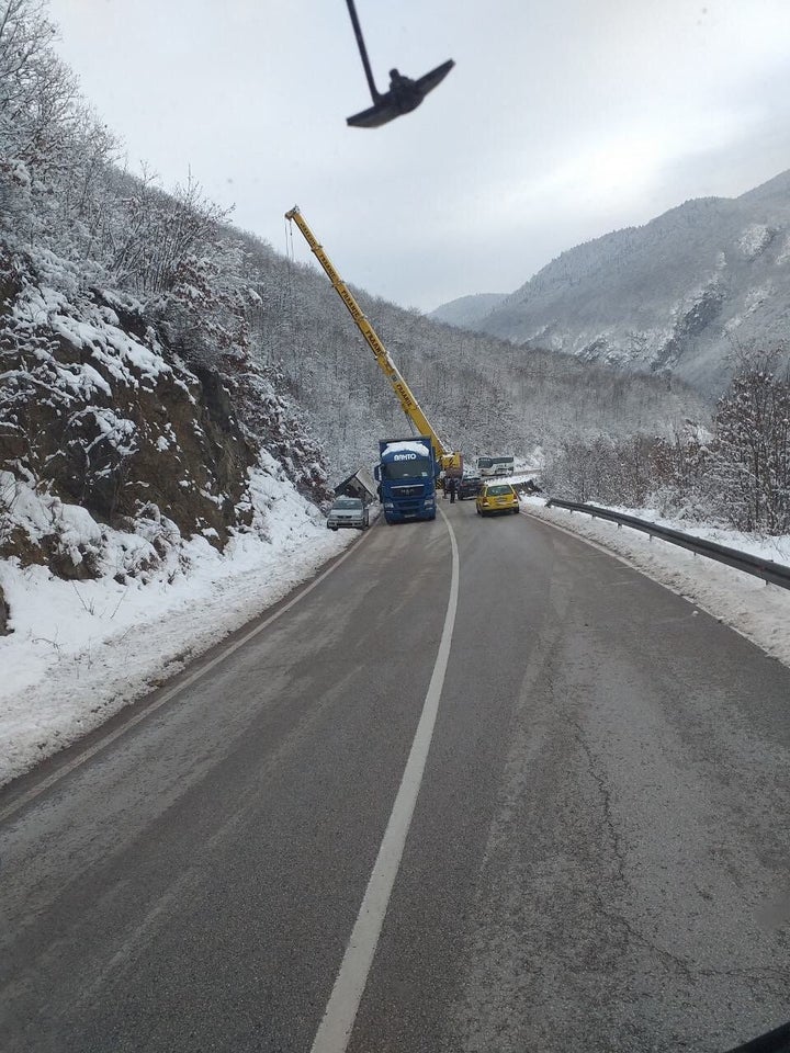 Σύμφωνα με τη μεταφορική εταιρεία, 15 χιλιόμετρα πριν τα σύνορα Βοσνίας Ερζεγοβίνης με Σερβία λόγω ολισθηρότητας του οδοστρώματος είχε ανατραπεί νταλίκα με αποτέλεσμα να προκληθεί πολύ μεγάλη καθυστέρηση στη διέλευση τους έως ότου έρθει γερανός και τραβήξει την νταλίκα στην άκρη του δρόμου