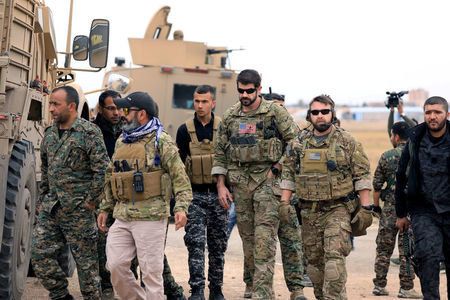 Σύροι και αμερικανοί στρατιώτες περιπολούν κοντά στα σύνορα με την Τουρκία, στην περιοχή Χασάκα. 