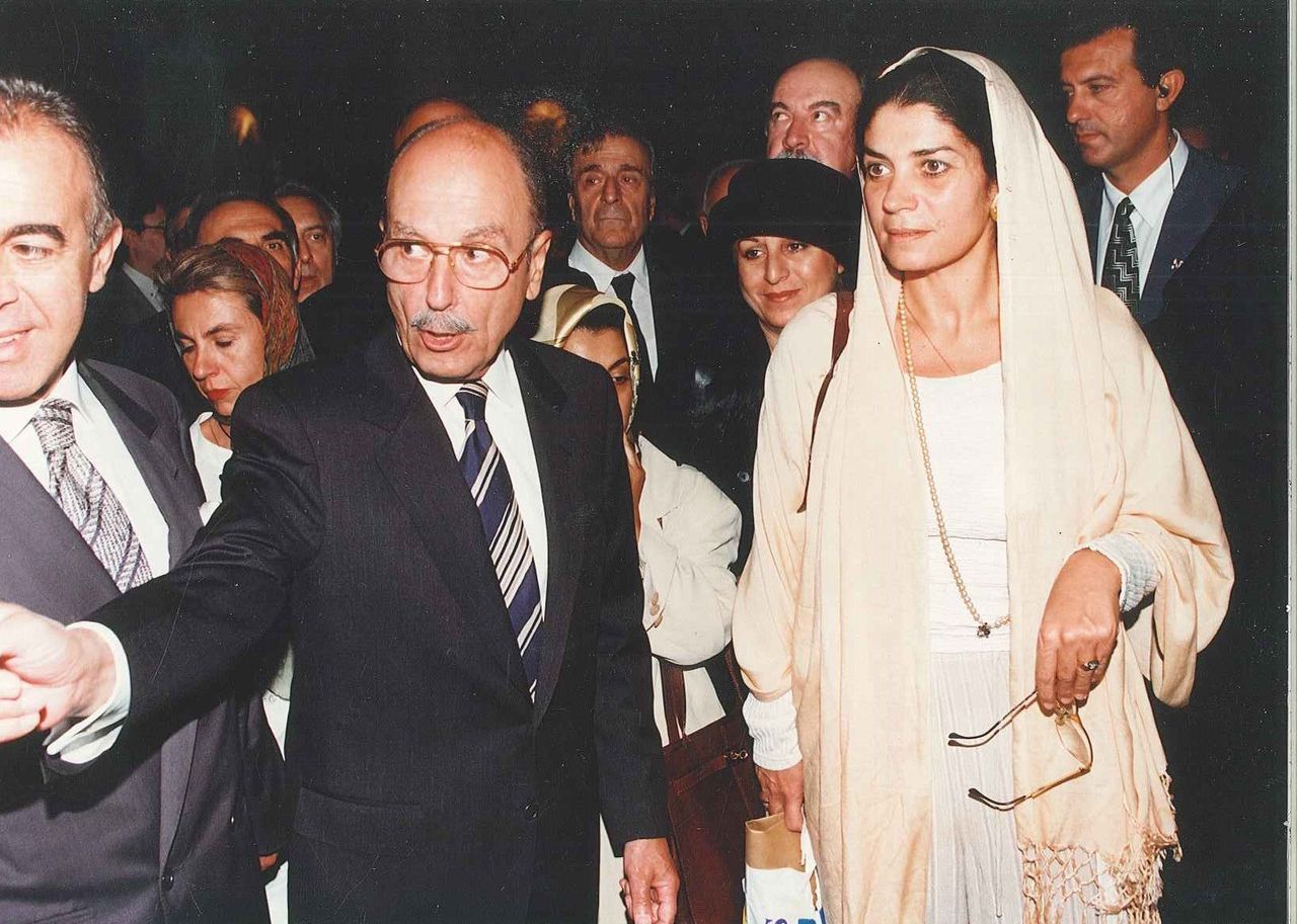 Η δημοσιογράφος Λένα Παγώνη, μαζί με τον τ. Πρόεδρο της Δημοκρατίας Κ. Στεφανόπουλος σε αποστολή στην Περσέπολη στο Ιράν.