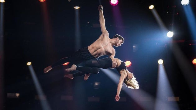 Helene Fischer in den Lüften mit Akrobat Thomas Seitel.