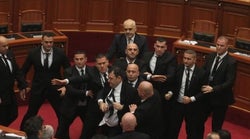 Αυγά στον Ράμα και μπουνιές στην αλβανική