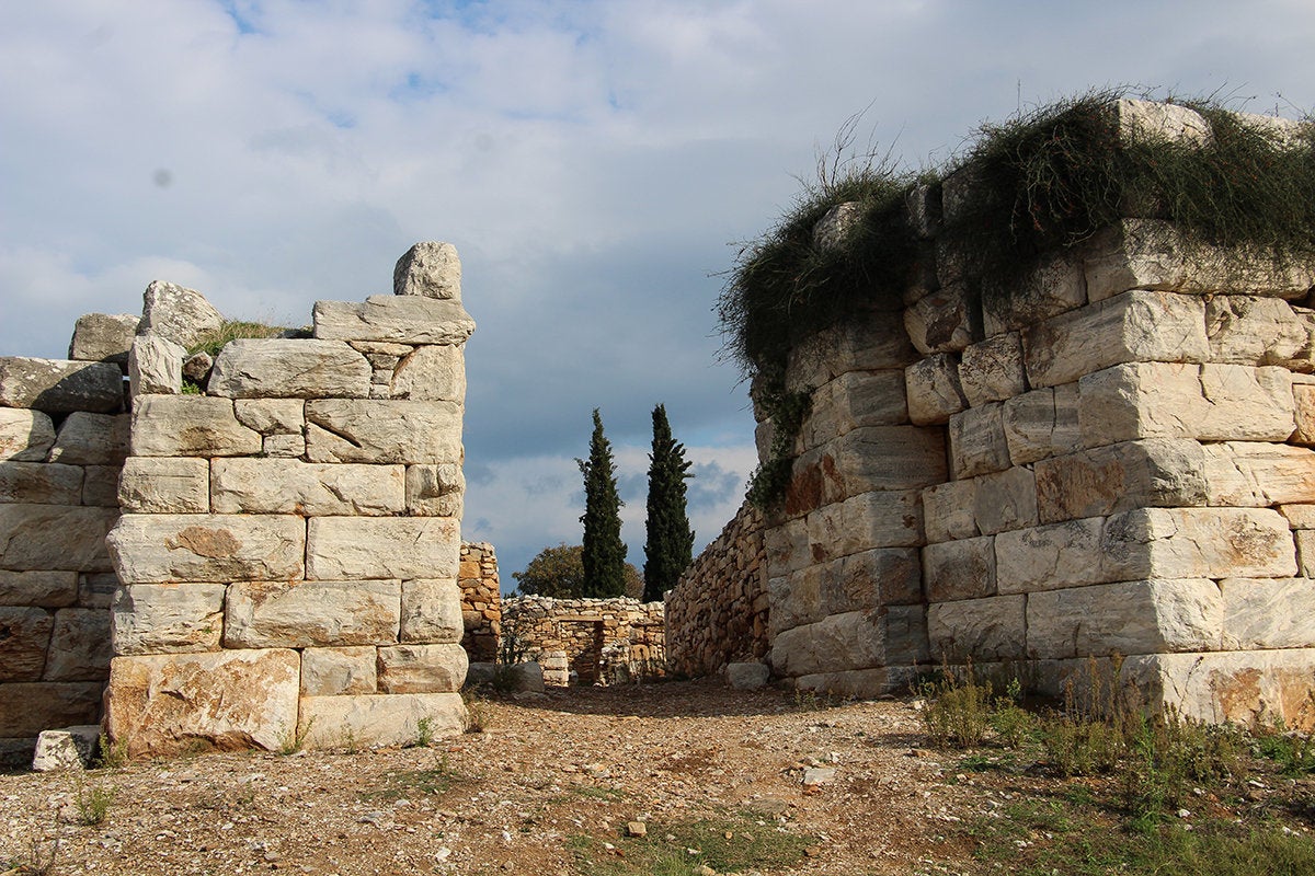 Η νότια πύλη του φρουρίου, κεντρική είσοδος από τηνενδοχώρα. Οι μαρμαρόπετρες προέρχονται από την περιοχή και τολατομείο έχει εντοπιστεί στη δυτική πλευρά του αρχαιολογικούχώρου. 