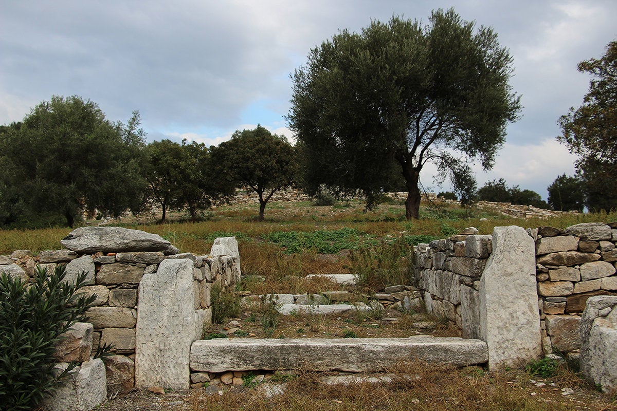 Το μνημειακό Πρόπυλο του- όχι ακόμα ανεσκαμμένου-στρατοπέδου. 