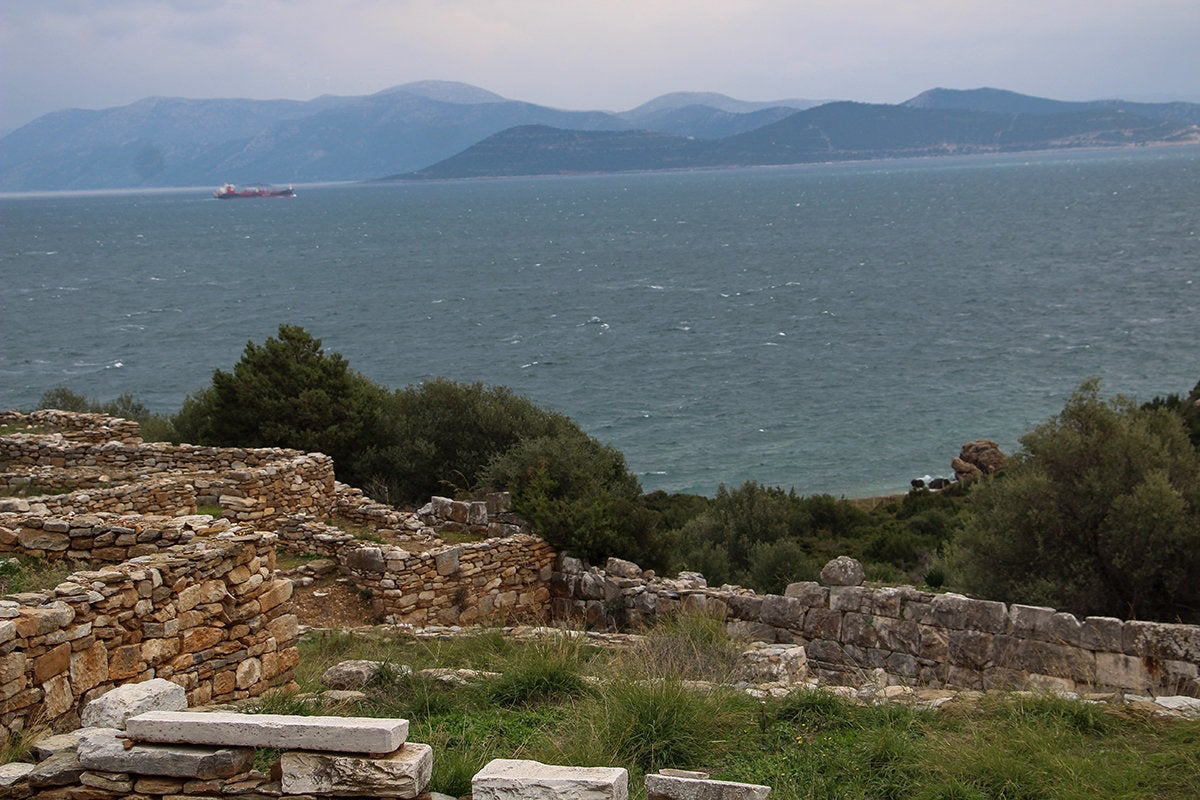 Ανεσκαμμένα και αναστηλωμένα σπίτια στην νοτιοανατολικήσυνοικία- απέναντι, τα βουνά της Εύβοιας και ο Νότιος Ευβοϊκόςκαταδεικνύουν τη σημασία της γεωγραφικής θέσης του Ραμνούντα.