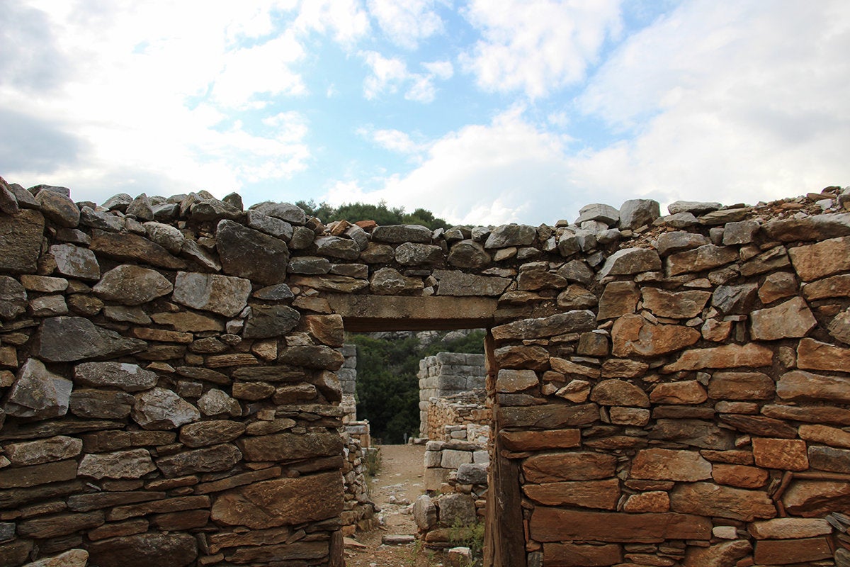 Η κεντρική οδός και η νότια πύλη από μέσα, όπως φαίνεταιαπό την είσοδο του «πυλωρίου».