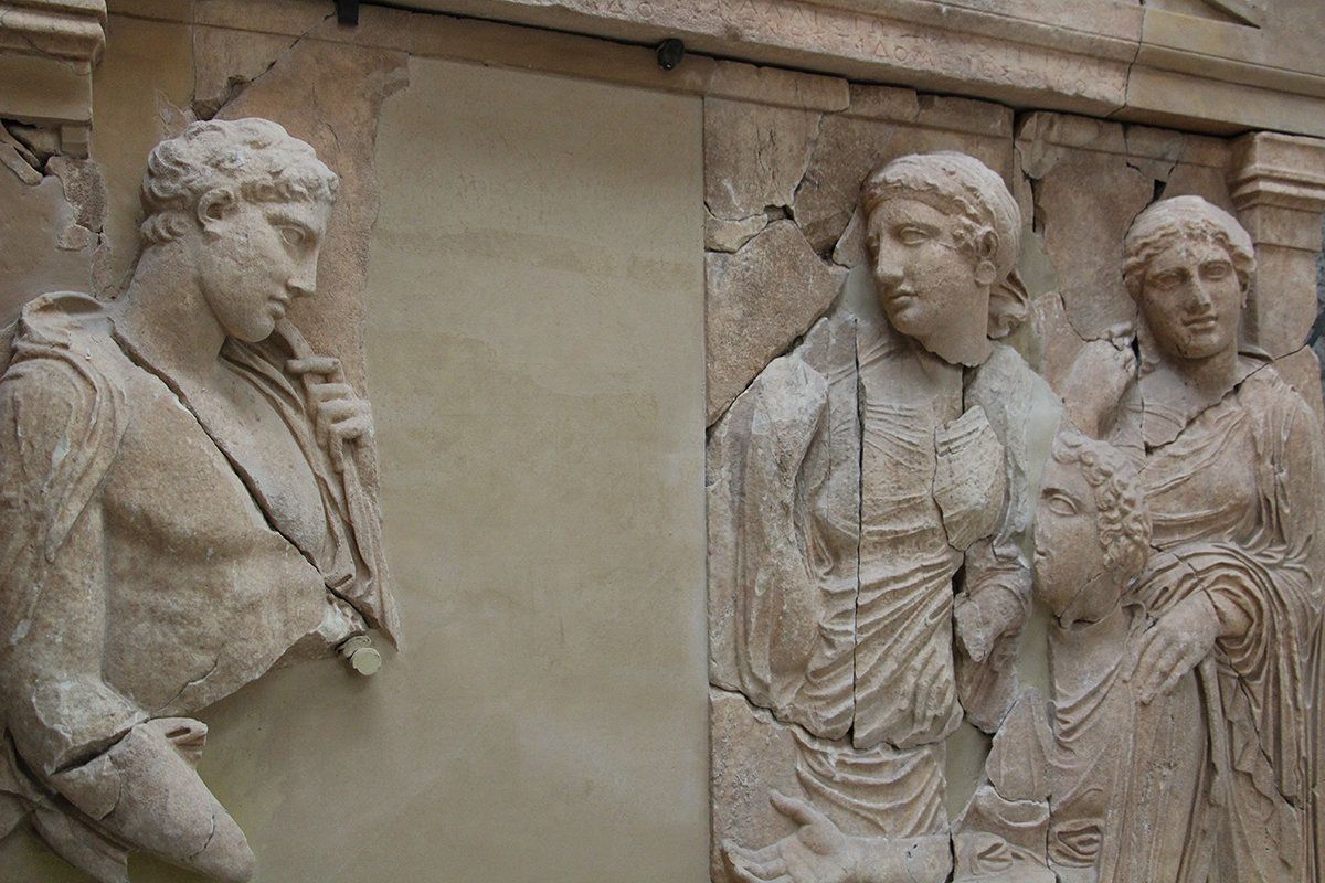 Επιτύμβια στήλη της οικογένειας του Μενεστίδη. Το θραύσμα που λείπει φυλάσσεται στο Εθνικό Αρχαιολογικό Μουσείο, όπου κατέληξε μετά από αρχαιοκαπηλία του 1879. Απεικονίζονται 2 άντρες αριστερά και 3 γυναίκες δεξιά: οι δύο νέοι, ο Μενεσθεύς και ο Μενεσθένης, γιοί του Μενεστίδη, όρθιες οι δύο αδελφές τους και καθιστή η μητέρα τους, Ναυσιπτολέμη.