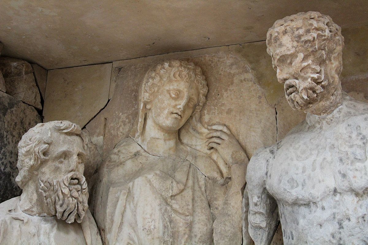 Ο Ιεροκλής με τον πατέρα του, Ιέρωνα- από την μεγάληεπιτύμβια στήλη που στόλιζε τον ταφικό περίβολο της οικογένειας.