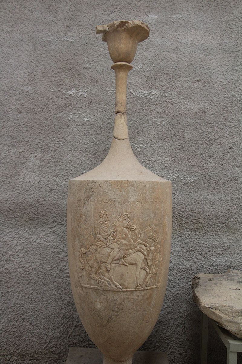 Μαρμάρινη λήκηθος από τον ταφικό περίβολο του Ιεροκλή,στη μνήμη του γιου του Ιέρωνα. Ο νεκρός απεικονίζεται ενήλικας, μεδυο άλογα (ένδειξη της κοινωνικής του θέσης) και τον μικρό τουδούλο.
