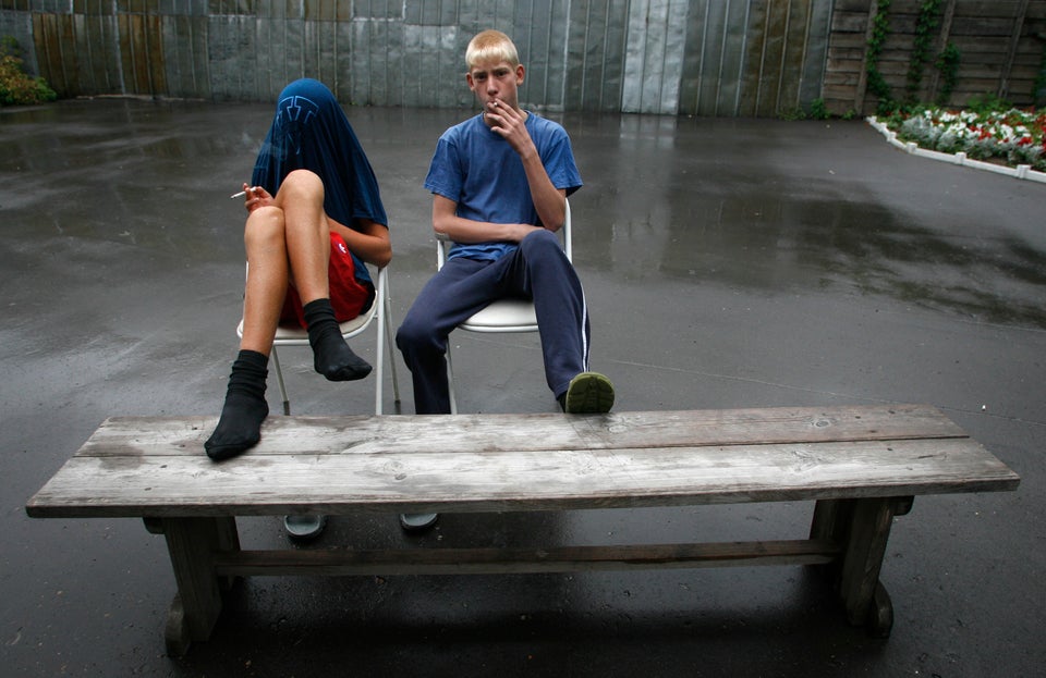 Zwei obdachlose Jugendliche in Russland.