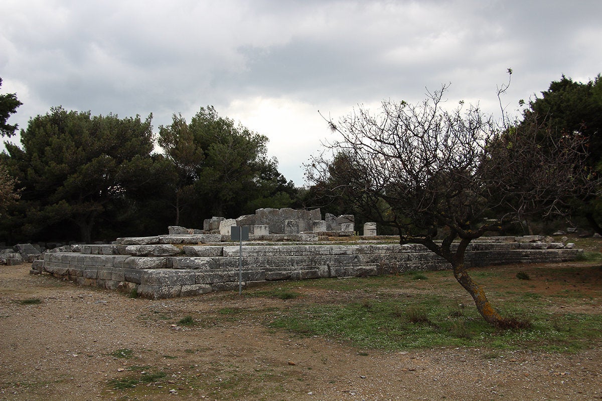 Η ευθυντηρία του Ναού της Νέμεσης- διακρίνονται σπόνδυλοικιόνων και ο τοίχος του μικρότερου ναού της Θέτιδας. 