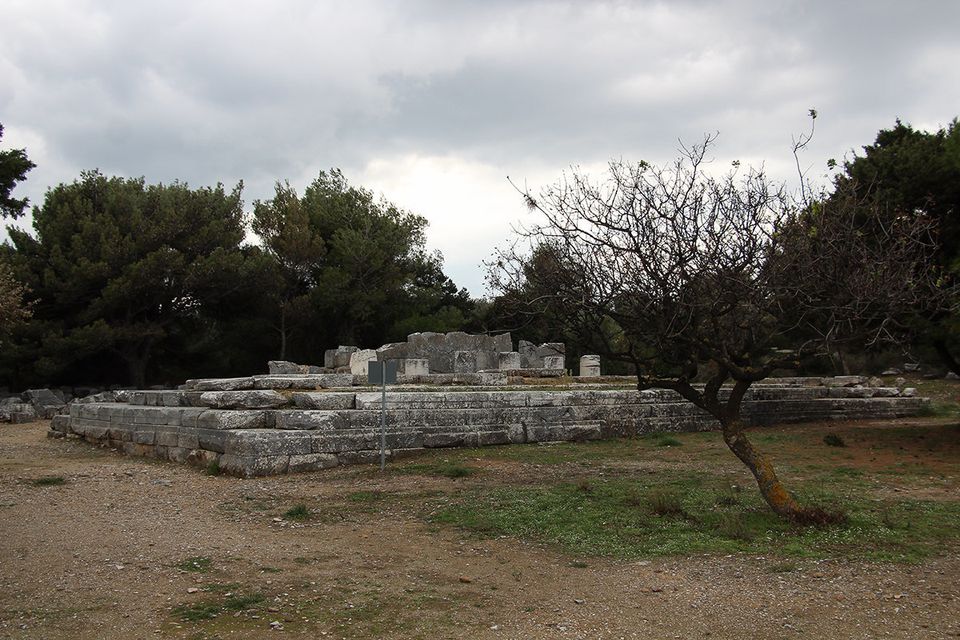 Η ευθυντηρία του Ναού της Νέμεσης- διακρίνονται σπόνδυλοικιόνων και ο τοίχος του μικρότερου ναού της Θέτιδας. 