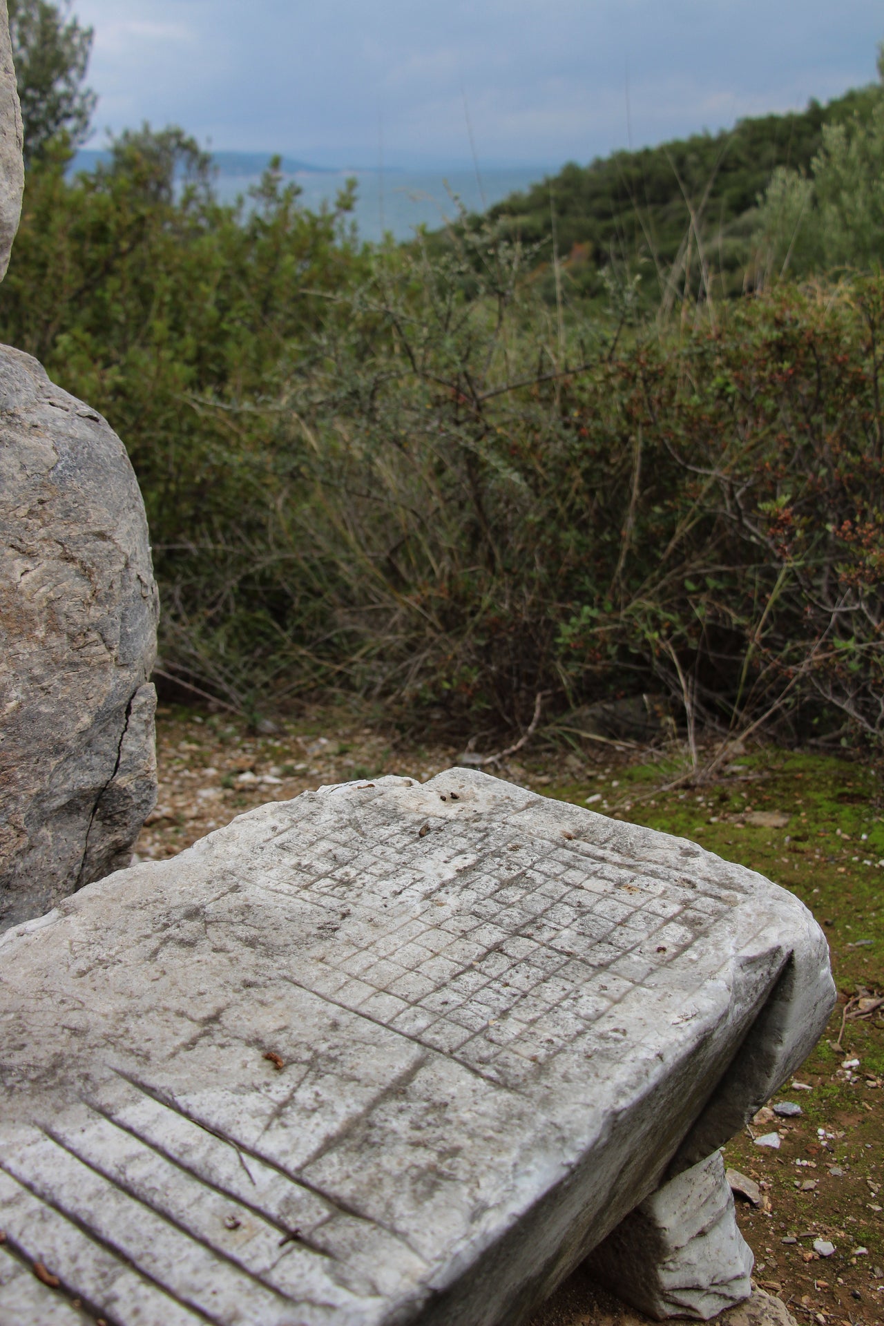 Μαρμάρινο θρανίο που στην επιφάνειά του φέρει χαράγματα,αριθμούς και άβακες, που χρησίμευαν για λογιστικούς υπολογισμούςκαι εκτέλεση των βασικών αριθμητικών πράξεων.