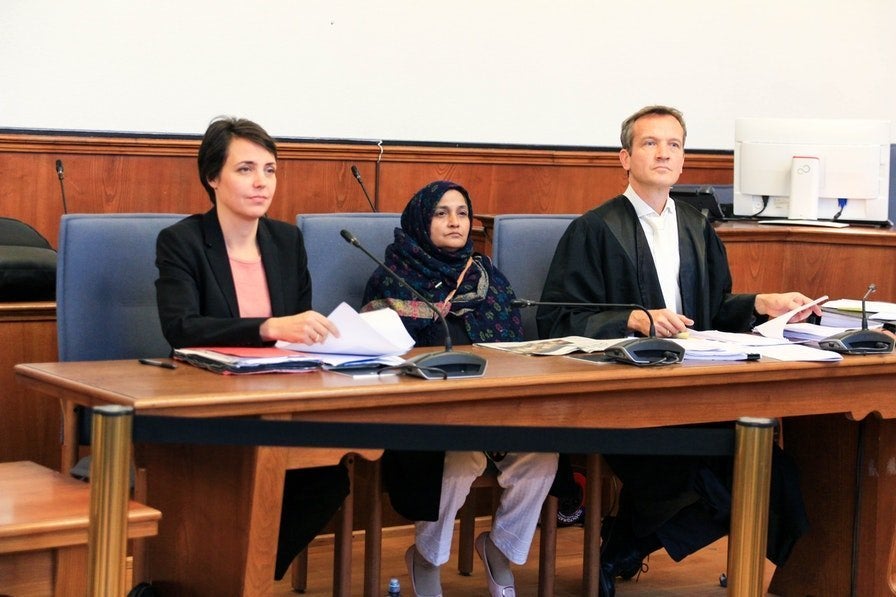 Rechtsanwalt Remo Klinger (rechts) wollte während der Verhandlung den Richter Herbert Beckers davon überzeugen, der aus Pakistan angereisten Saeeda Khatoon (Mitte) kurz das Wort zu erteilen...