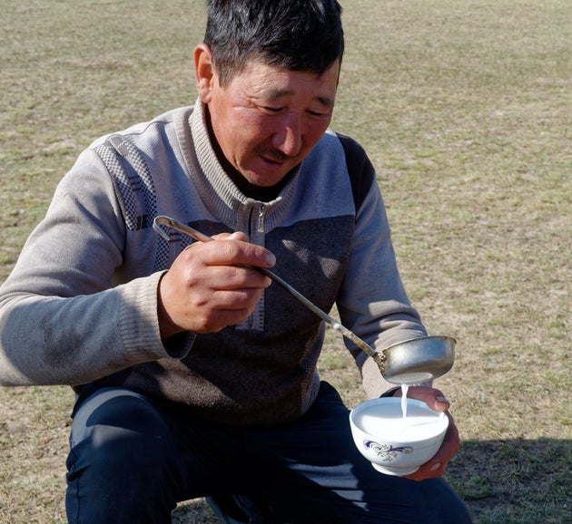 Kumis, fermentierte Stutenmilch, ist Kirgistans Lieblingsgetränk.