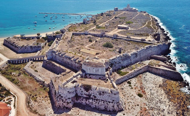 Αεροφωτογραφία του κάστρου από το βορρά. Σε πρώτο πλάνο, χαμηλά, ο προμαχώνας Bembo (1460), αριστερότερα στην παραλία ο προμαχώνας Loredan (1714) και η γέφυρα του γαλλικού εκστρατευτικού σώματος του Μωρέα (1832), επάνω σε τουρκικούς πεσσούς του 18ου αιώνα, που οδηγεί στην ενετική πύλη του 1713-1714. Το μέγιστο μήκος του κάστρου σε ευθεία γραμμή είναι 742 μ., το μέγιστος πλάτος 274 μ., και το περιμετρικό τείχος φτάνει τα 2.859 μέτρα. (φωτογρ. Δημήτρης Σμυρλής)