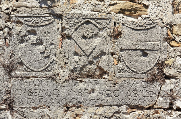 Ο αναποδογυρισμένος θυρεός του κυβερνήτη Μεθώνης Giovanni Bembo, ανάμεσα, στα δεξιά του (αριστερά για το θεατή), στο θυρεό του πρώτου σύμβουλου Ermolao Minio, και αριστερά του στο θυρεό του δεύτερου σύμβουλου Pasquale Morosini. Συνοδεύονται με επιγραφή που γιορτάζει την ολοκλήρωση του προμαχώνα Bembo και φέρει την ημερομηνία 20 Οκτωβρίου 1460. (φωτογρ. Παναγιώτης Φουτάκης)