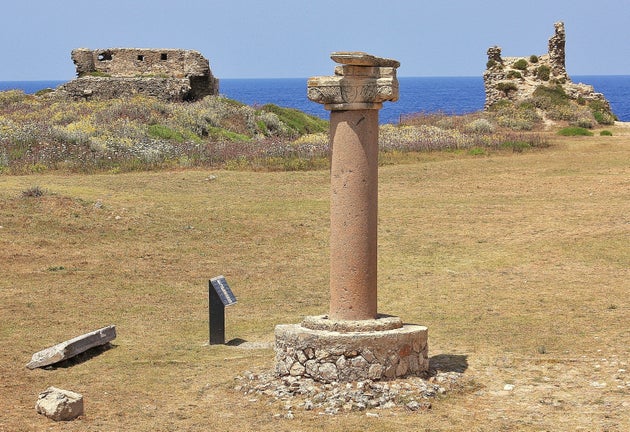 Η γρανιτένια κολόνα da Canal. Στο έδαφος, μαρμάρινη επιγραφή του προβλεπτή Πελοποννήσου Antonio Loredan το 1714, και ακρωτηριασμένο πώρινο ενετικό λιοντάρι του 1350-1400. Στο βάθος, αριστερά αρχαίος πύργος του 350 π. Χ. περίπου με προσθήκες του 14ου αιώνα, και δεξιά μεσαιωνικός πύργος του 14ου αιώνα. (φωτογρ. Παναγιώτης Φουτάκης)