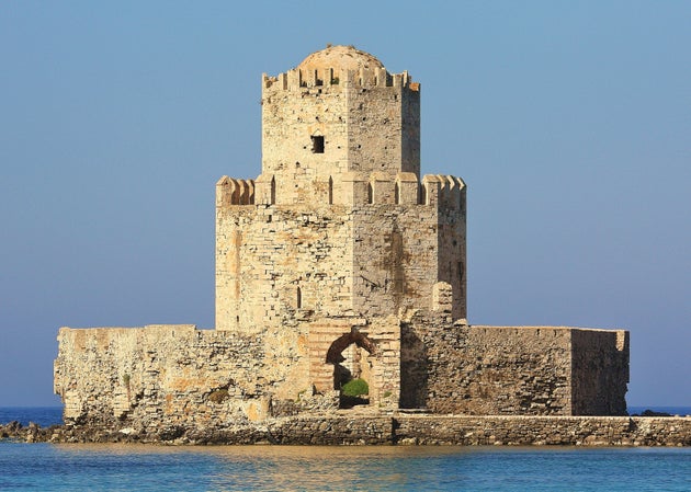 Οκτάπλευρος πύργος και οκτάπλευρο τείχισμα του μώλου, κτισμένα το 1500-1510. (φωτογρ. Παναγιώτης Φουτάκης)