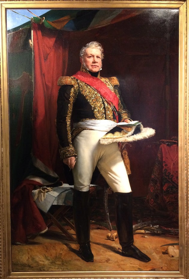 Πορτρέτο του στρατάρχη Nicolas-Joseph Maison (1771-1840). Με το βαθμό του στρατηγού απελευθέρωσε τη Μεθώνη στις 7 Οκτωβρίου 1828, επικεφαλής του γαλλικού εκστρατευτικού σώματος του Μωρέα. Ο χάρτης πίσω του που αναφέρει το όνομα της Ελλάδας, στην πραγματικότητα έγινε το 1835, πέντε χρόνια μετά τον πίνακα. Ο ίδιος ο Maison καθόρισε στο ζωγράφο το τι και πώς θα μπει σκηνογραφικά στο έργο. Ελαιογραφία του 1830 από τον Léon Cognet, Ηôtel des Invalides, Παρίσι. (φωτογρ. Παναγιώτης Φουτάκης)