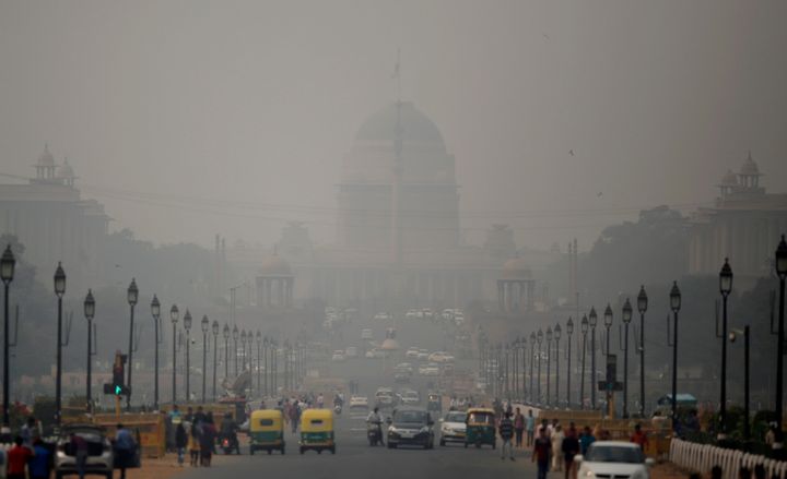 File photo of smog in Delhi engulfing streets outside the Rashtrapati Bhawan. 