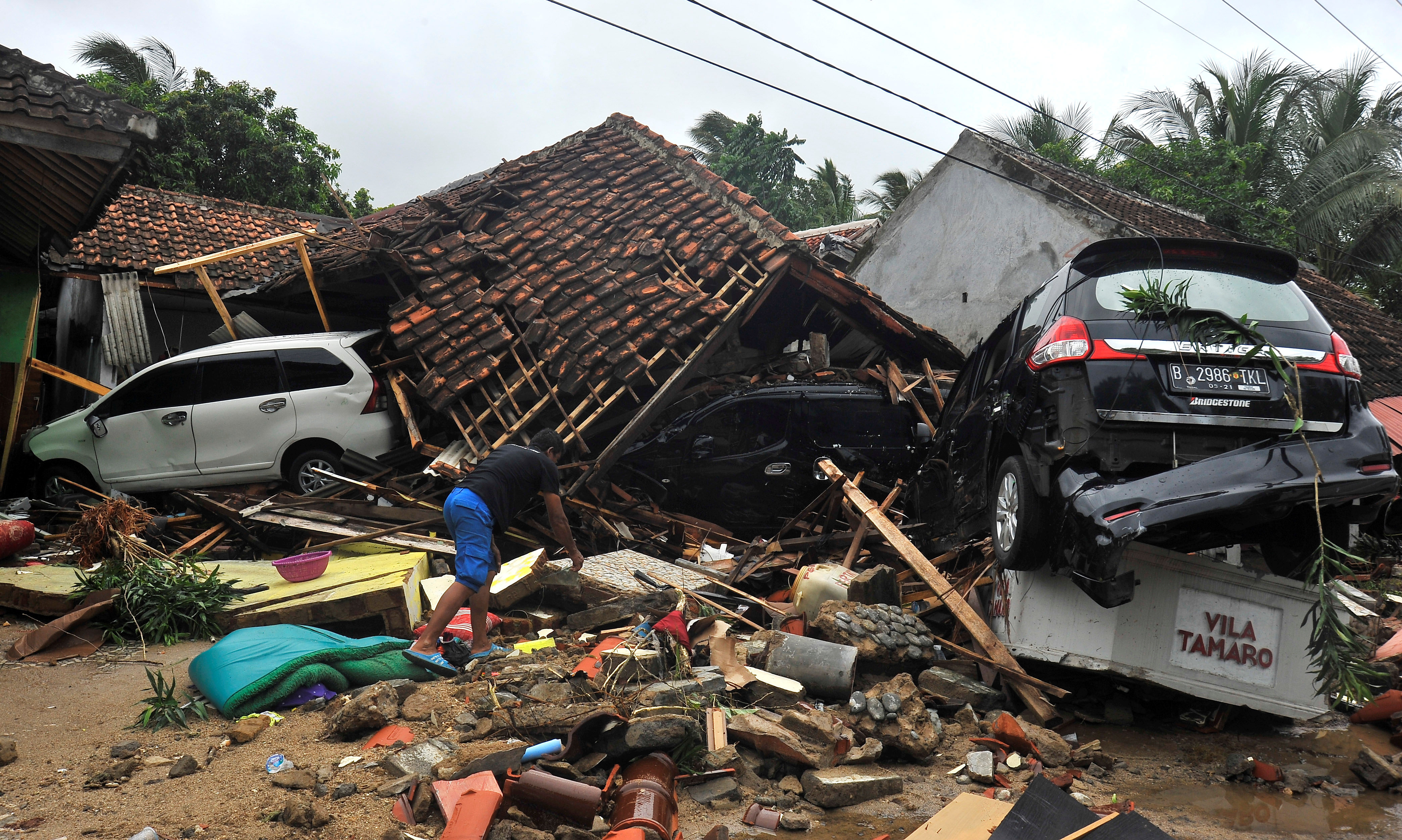 Indonesia Tsunami: Rescuers Dig Through Rubble For Survivors As Toll ...