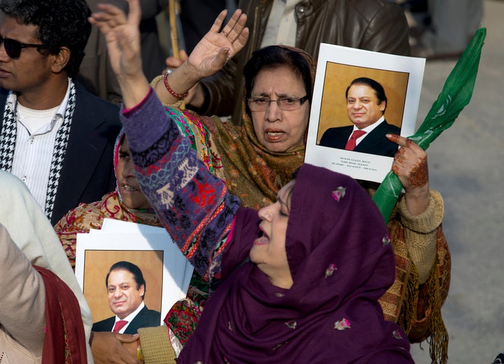 Los partidarios del ex primer ministro pakistaní Nawaz Sharif gritan consignas contra el gobierno fuera de un cou de rendición de cuentas
