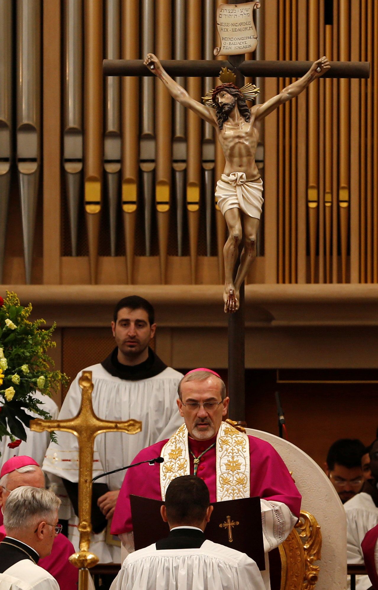 Ο Πατριάρχης της Ιερουσαλήμ, Pierbattista Pizzaballa εντός της Βασιλικής της Γεννήσεως κατά τη διάρκεια λειτουργίας 