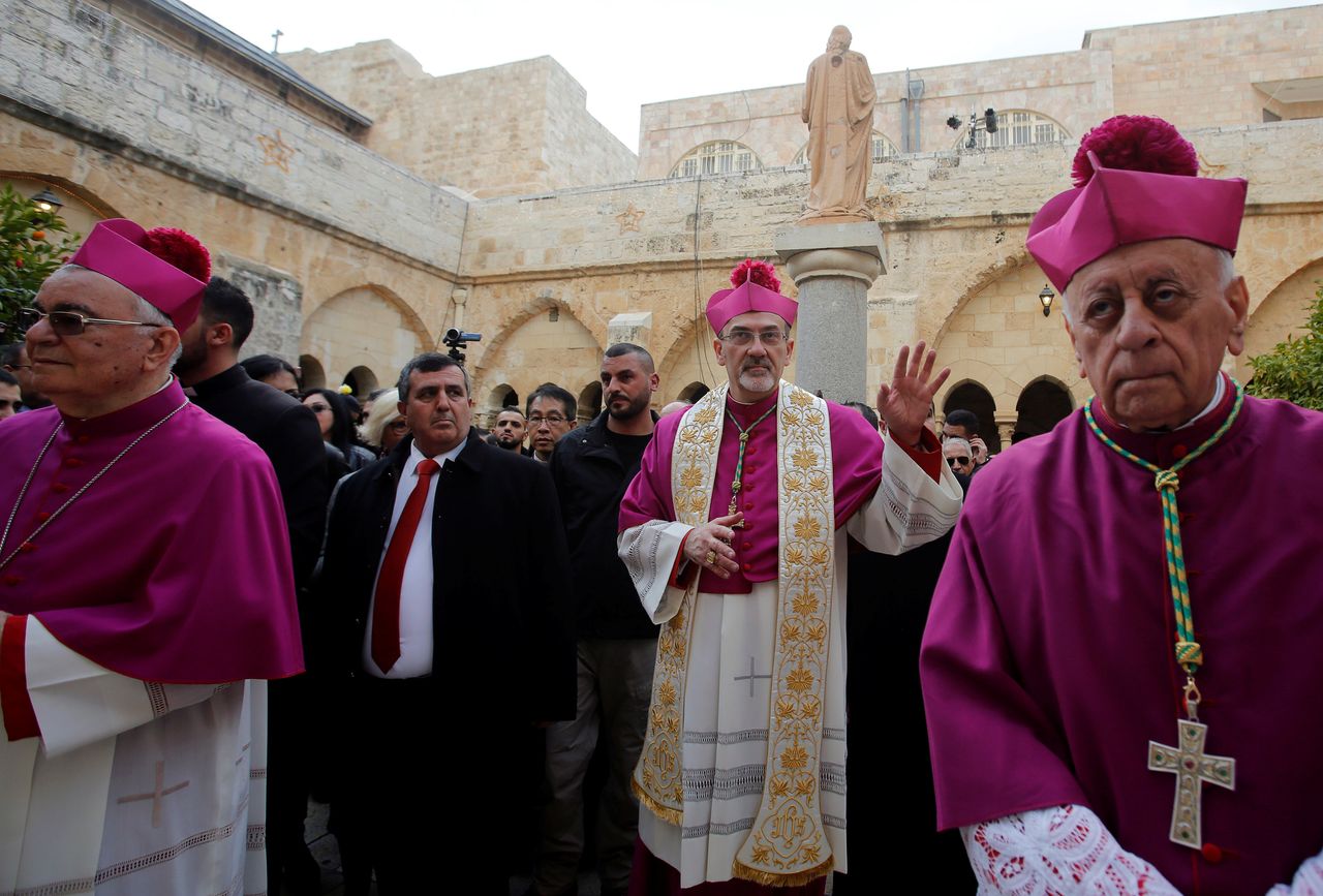 Κληρικοί της Ρωμαιοκαθολικής Εκκλησίας πλαισιώνουν τον Pierbattista Pizzaballa