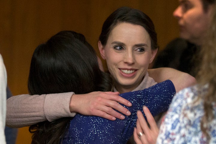  Rachael Denhollander abraza a Larissa Boyce al concluir la sentencia de Larry Nassar. 