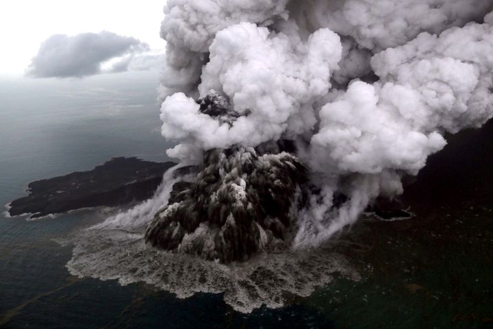 Οι εκρήξεις του Ανάκ Κρακατόα συνεχίζονται, στέλνοντας τεράστια σύννεφα στάχτης και λάβας στην ατμόσφαιρα.