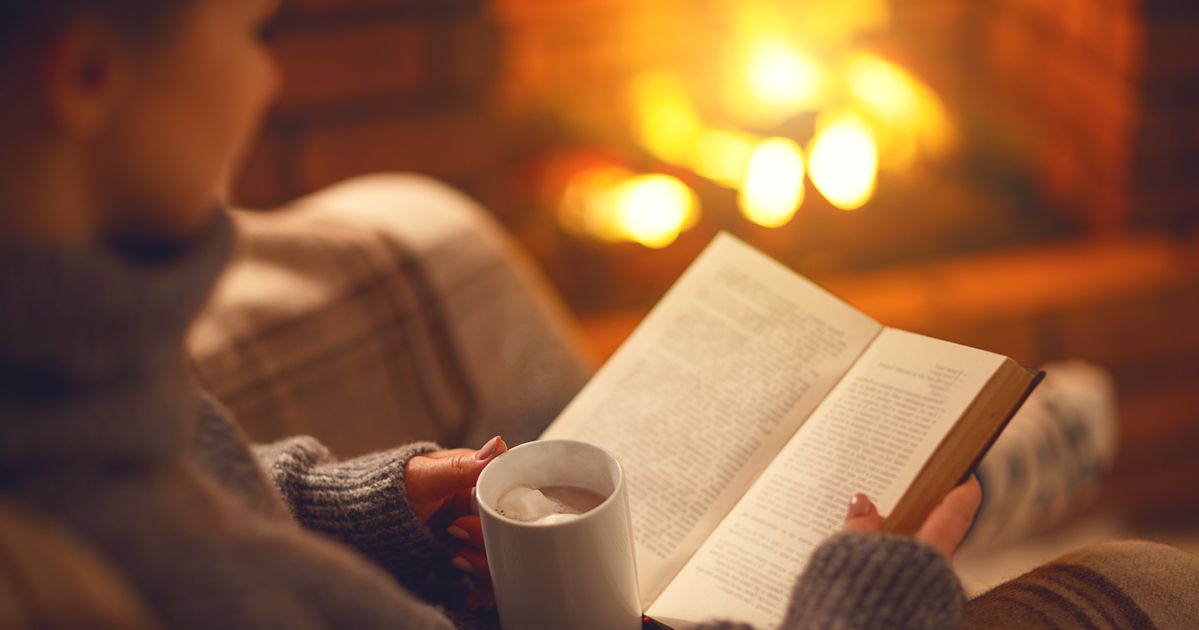 Прочитать зимний вечер. Уютный вечер с книгой. Уютное чтение. Чтение у камина. Чтение книги у камина.