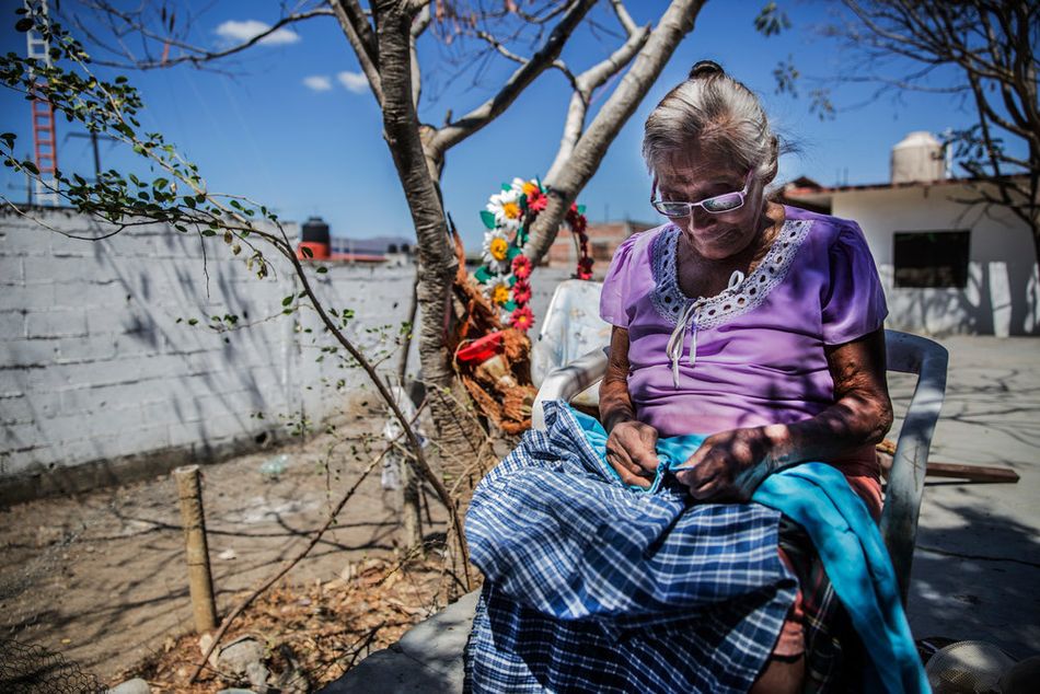Μια γυναίκα εκτοπισμένη εξαιτίας της βίας ράβει μια τέντα στο Απάχτλα ντε Καστρεχόν της πολιτείας Γκερέρο. (Φεβρουάριος 2018)