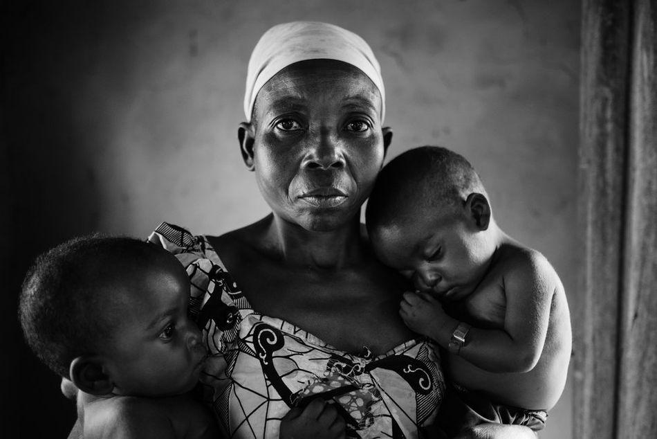 Η Μάμα Καουάλα και τα δύο παιδιά της, που μόλις υποβλήθηκαν σε ιατρικό έλεγχο στο τοπικό κέντρο θεραπευτικής σίτισης στο Λουέμπα. (Μάρτιος 2018)
