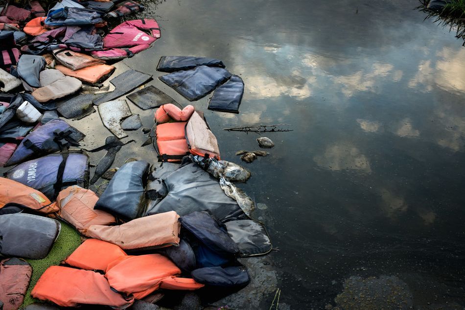 Σωσίβια που άφησαν μετανάστες που έφτασαν στο νησί, σε μια χωματερή στη Λέσβο. (Μάιος 2018)