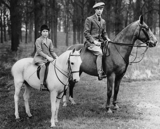 Die heutige Queen Elisabeth II. mit ihrem Vater, König George VI.