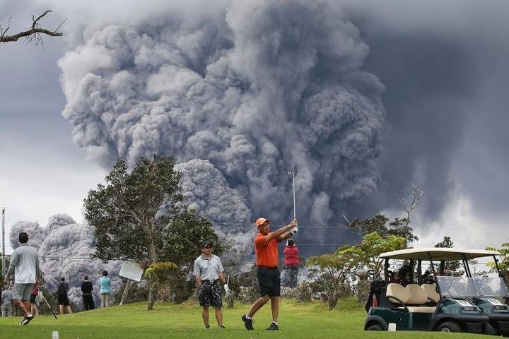 Οι άνθρωποι συνεχίσουν να παίζυον γκολφ, όσο η τέφρα του ηφαιστείου διογκώνεται. Εικοσιέξι σπίτια καταστράφηκαν και περίπου 1,700 κάτοικοι αναγκάστηκαν να εγκαταλείψουν τη διοικητική υποδιαίρεση των κτημάτων Λεϊλάνι, μετά από την έκρηξη του ηφαιστείου Κιλαουέα