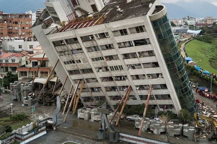 Ένα κτίριο πέφτει. Δυο νεκροί, δεκάδες τραυματίες και 100 μετασεισμοί που ακολουθούν