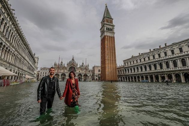   Χαμογελαστοί τουρίστες βουτηγμένοι στα νερά, μάλλον δεν είχαν συνειδητοποιήσει ότι θα μπορούσαν να βρίσκονται σε κίνδυνο 