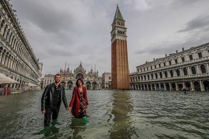  Χαμογελαστοί τουρίστες βουτηγμένοι στα νερά, μάλλον δεν είχαν συνειδητοποιήσει ότι θα μπορούσαν να βρίσκονται σε κίνδυνο 