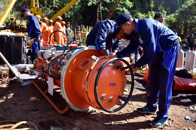 no sign of trapped meghalaya miners navy ndrf divers to resume