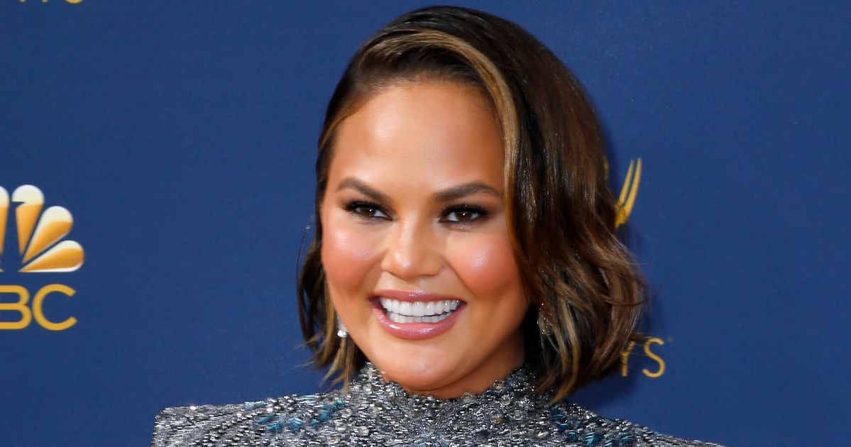 Chrissy Teigen's 2019 Begins With A Hilariously Awkward Moment On Live ...