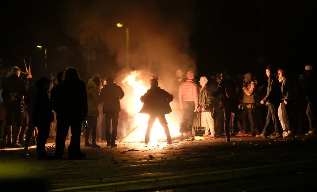 Sachsen, Leipzig: Menschen versammeln sich der Neujahrsnacht an einem Feuer am Connewitzer Kreuz.