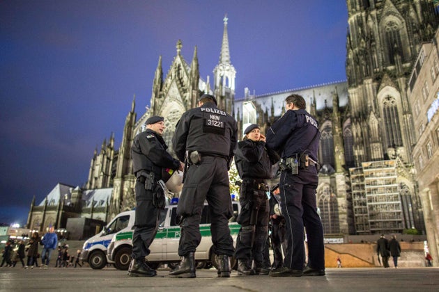 Polizisten stehen vor dem Hauptbahnhof neben dem Kölner Dom.