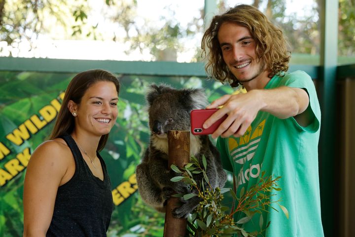 Τσιτσιπάς - Σάκκαρη ποζάρουν εδώ για selfie στο Περθ της Αυστραλίας, παρέα με ένα κοάλα!
