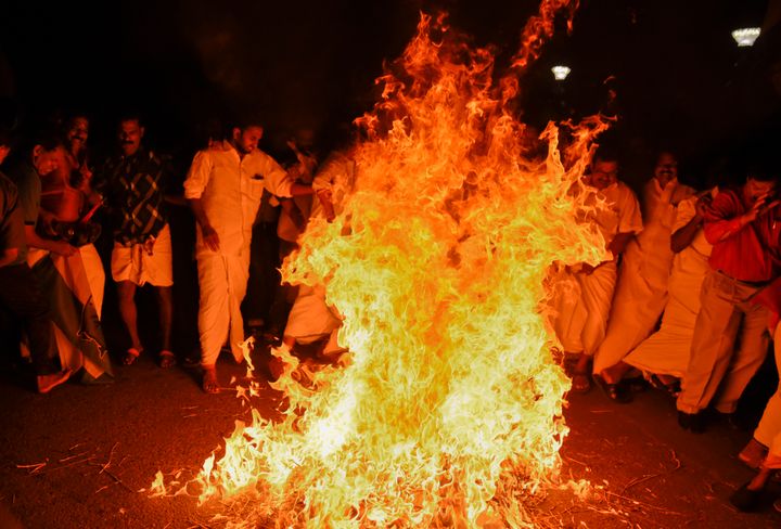 Congress party workers burn an effigy of Chief Minister Pinarayi Vijayan in Thiruvananthapuram, Kerala, 2 Janary 2019. 